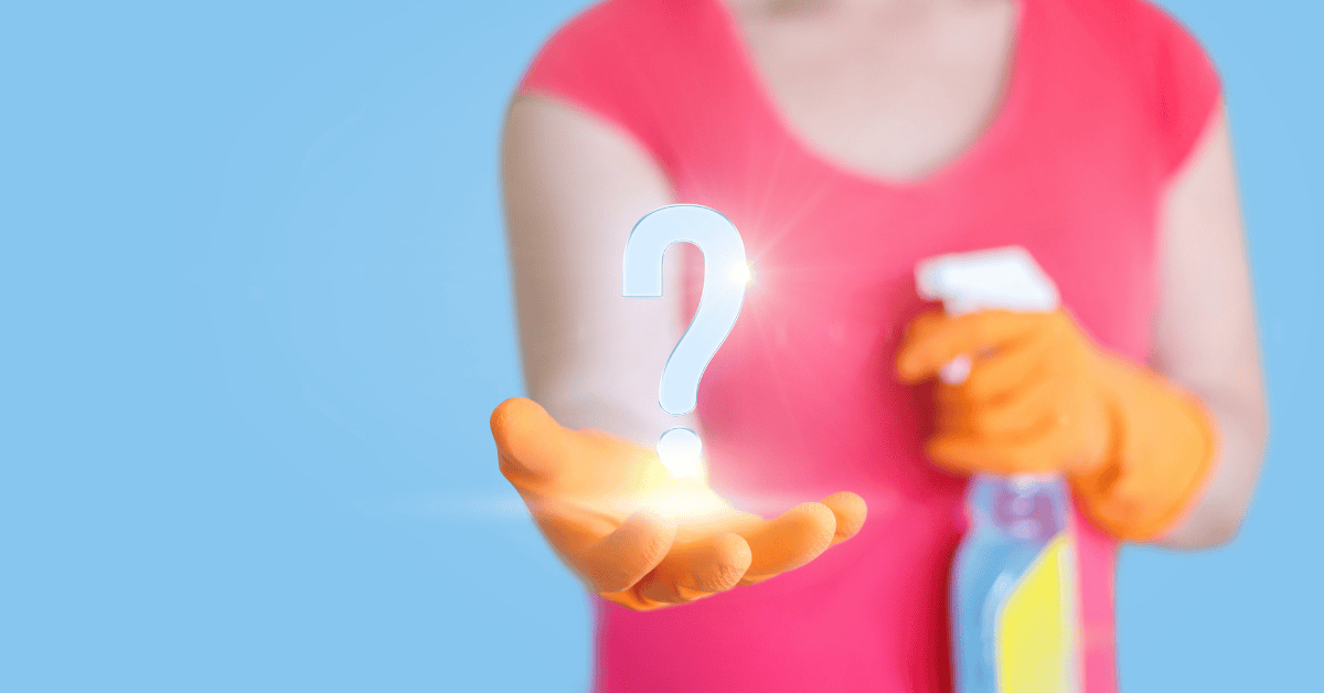 Putzfrau hält ein Fragezeichen