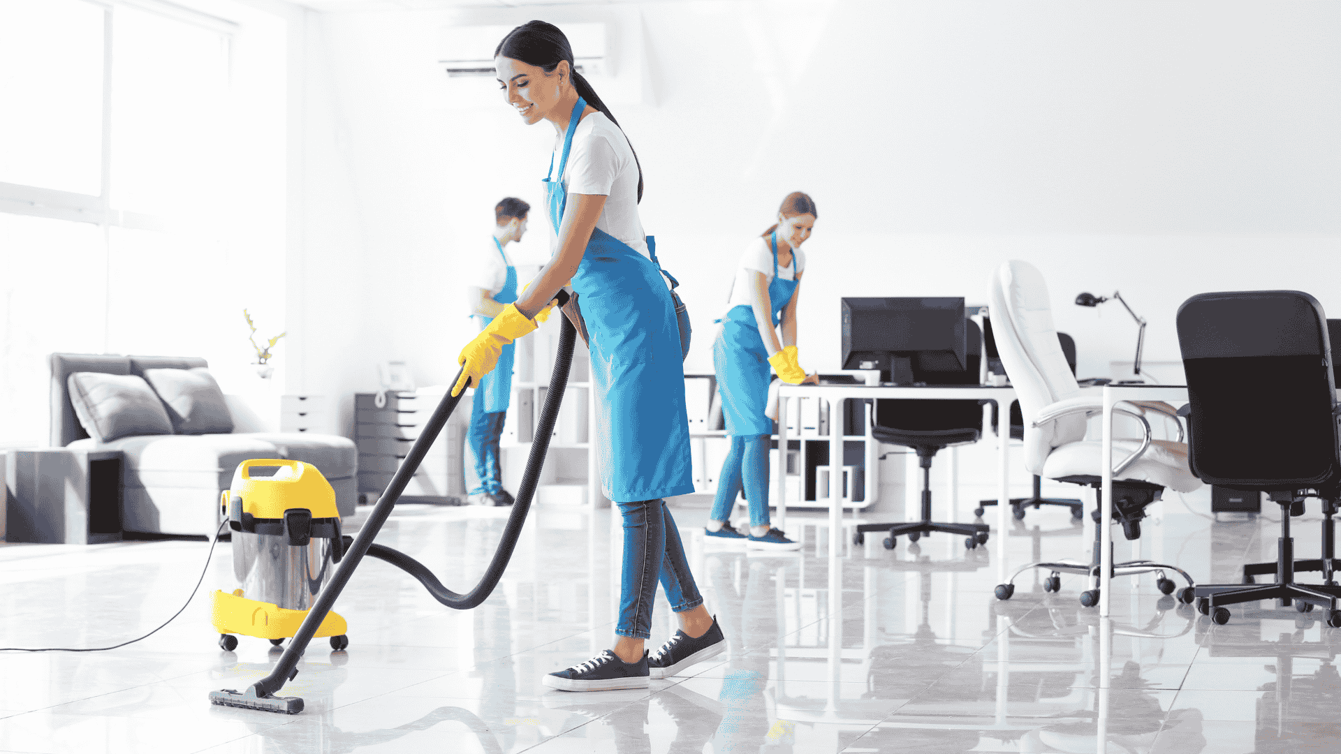 Reinigungskräfte reinigen Büroräume