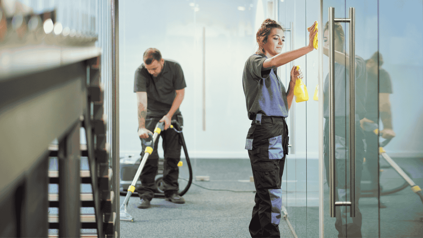 Zwei Reinigungskräfte reinigen neu errichtete Büroräume in Graz
